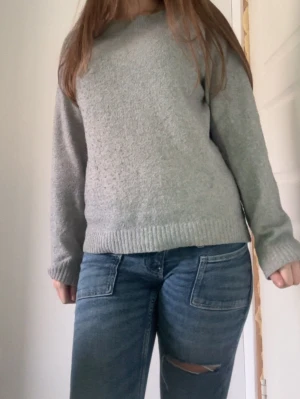 Grå stickad tröja från Vero Moda💕 - Mysig grå stickad tröja från Vero Moda i storlek S💗 långärmad men ändå luftig💓 tröjan kommer ej till användning därför säljs, men är i väldigt fint skick💓