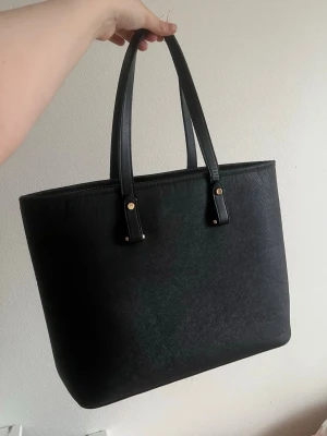 Svart handväska från H&M med dragkedja - Lite sliten på 4 bilden men syns inte om man inte tittar noga