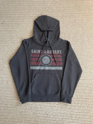Saint Laurent Hoodie  - Säljer en fet grå Saint Laurent Hoodie. Storleken S och bra skick. Ändats används ett fåtal gånger. Skriv gärna vid minsta fundering. 