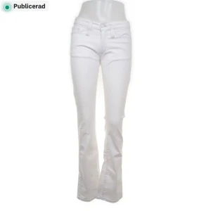 Jeans vita Bootcut - Vita jeans från sellpy,pass att inte lig tyvär därför säljer jag. Obs mer skinny i verkligheten än på bild