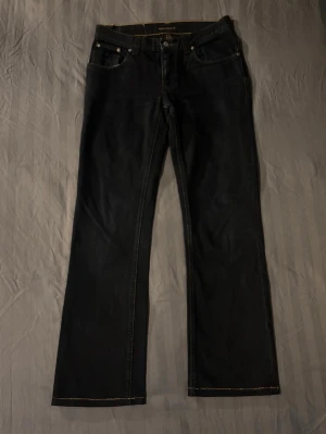 Nudie jeans bootcut ola svarta - Tja säljer ett par riktigt sällsynta nudie jeans i modellen bootcut ola som slutade produceras för över 13 år sedan. Storlek W31 L34. Välfigt fint skick. Lappen på bild 2 har klippts av och är borttappad.