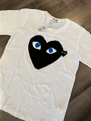 Commes Des Garçons T-shirt  - Säljer denna helt nya, riktigt fina CDG T-shirten i en av de snyggaste modellerna.  Skriv gärna vid intresse och för mer info! 