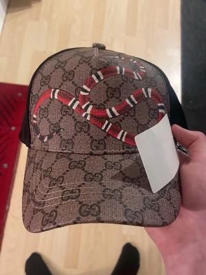 Kepsar - ❗️STEAL❗️ 4 beige kepsar , 2 med orm på & 2 med bi på. Resell värde på dom är 400kr styck och jag släpper alla 4 för 500kr ~ 125kr styck. Köp och tjäna pengar 💸