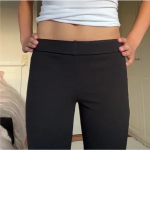 Svarta bootcut byxor - Säljer ett par svarta tights i bootcut modell och i ”kostymbyxtyg” material. 💕Rätt så stretchiga men i storlek xs🥰. Passar supersnyggt nu till våren❣️Säljer dessa då de är för korta💞