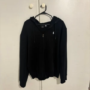 Ralph lauren kofta  - 💫Ralph lauren kofta💫 Perfekt för att ge din outfit en lyxig touch💫 Vid fler bilder eller frågor är det bara att skriva💫