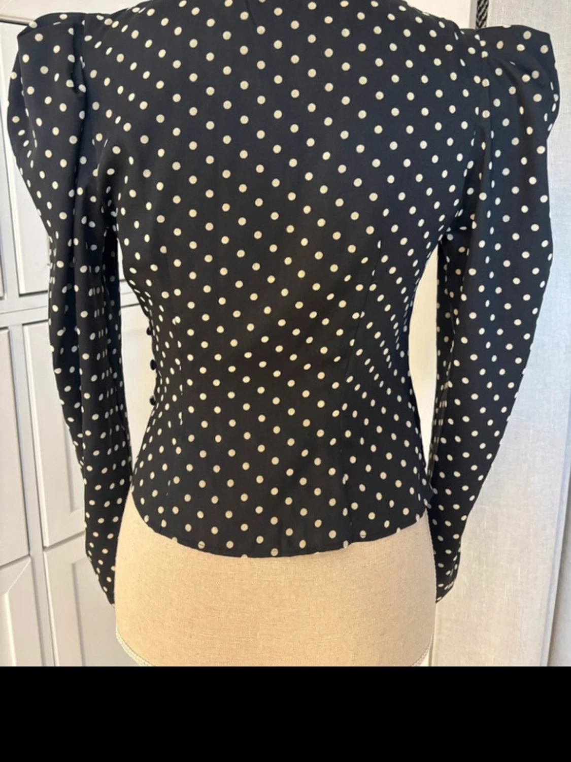 Svart prickig omlottblus med puffärm - 1