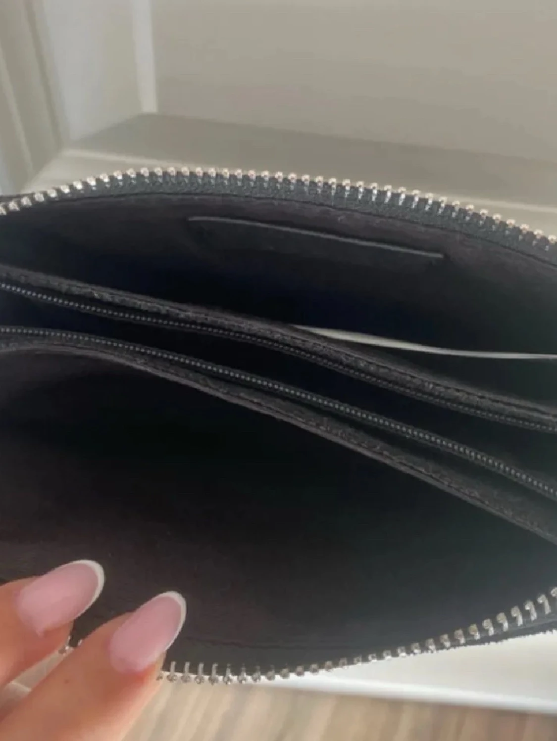 Svart kuvertväska i mocka med kedjedetaljer - 1