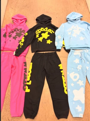 V2 SP5DER TRACKSUIT  - Nya verisioner av SP5DER, StockX passerande kläder med bra hållhet och passform (HOODIE och BYXOR kan köpas separat) frakt tar tid 🚚 men 💯 % värt det! (Pris kan diskuteras för respektive tracksuit)