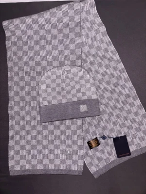 L V mössa med halsduk - Perfekt nu för vintern in och köp tills lagret räcker bara fåtal kvar. Helt ny aldrig använt med den bästa qvaliten du kommer att hitta. Priset kan diskuteras!!!