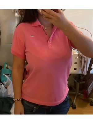 Rosa från Lacoste tröja  - Säljer en klassisk rosa pikétröja från Lacoste i storlek i storlek M men står XLLL för storleken är lite konstig. 