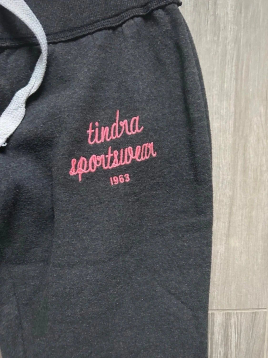 Mörkgrå mjukisbyxor från Tindra Sportswear - 1