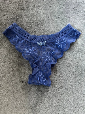 Blå trosor - Ett par blå trosor med fina detaljer. Storleken är xxl för barnstorlek annars är det Xs-S för vuxenstorlek. 