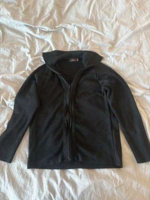 Svart fullzip  - Svart fullzip från Zara, mindre i storlek så sitter som en L. Pris kan diskuteras
