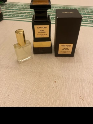 100% äkta Tom Ford Noir de Noir - Tom Ford Noir de Noir Eau de Parfum 15,ml. Lyxig och elegant doft. Jag säljer endast den lilla glas flaska i 15ml 