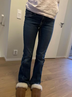 Blå bootcut jeans med fickdetaljer - Jeans från Gina tricot young stl 152