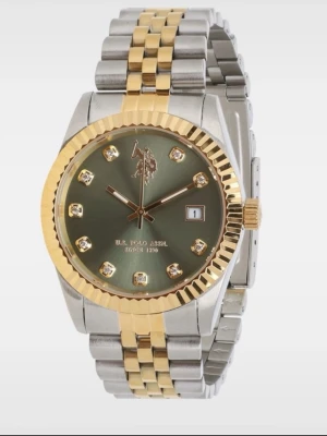 U.S.polo Assn klockan  - Bilderna visar en klocka från U.S. Polo Assn. och ingen väst. Kan därför inte ge någon beskrivning eller taxonomier för en väst.