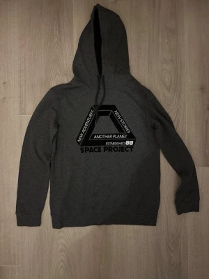 Hoodie - En hoodie men vet inte vilken varumärke är det.