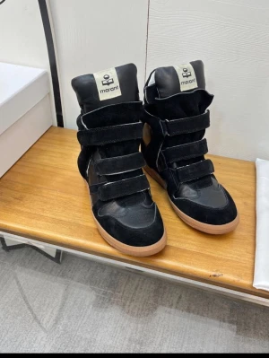 Isabel Marant Bekett Sneakers | fraktas alltid inom 24h - OBS! Skriv innan ni köper! Isabel Marant Bekett sneakers Storlek 39 Färg: Svart med brun gummisula  Säljer ett par Isabel Marant Bekett i nästintill nyskick. Använda mycket få gånger – inga tydliga tecken på slitage. Kvitto finns tillgänglig  Säljs pga kommer ej till användning. Original dustbag/box skickas