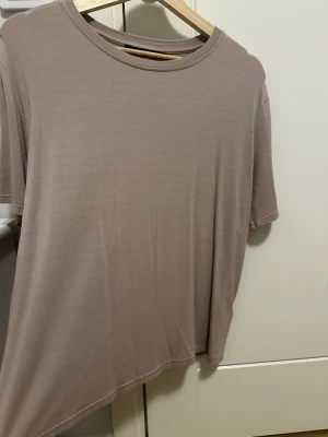 Två oversized mjuka toppar i stl S - Använda några gånger :) noppor förkommer lite här och där, i övrigt inget att anmärka på :) inköpta från Lager 157