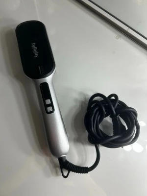 Infinity by Melissa värmeborste  - ✅ Keramik ✅ Plattborsten kan användas för att både platta och locka håret.  ✅ Den minskar frissighet och ger ökad glans till håret. ✅ LCD-display för modern exakt temperaturjustering.  ✅ Temperaturen kan justeras mellan 150 °C och 190 °C. ✅ Praktisk svängbar: 2 m lång och 360° roterande strömkabel på skärborsten möjliggör enkelt grepp. ✅ Enkel att använda: tryck på på/av-knappen och +/för temperaturreglering av plattångsborsten.