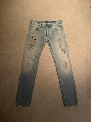 Slim fit ljusblå jeans från Armani - Säljer ett par slim fit jeans från Armani Jeans i ljusblå tvätt med stora sltningar längst benen. Jeansens nypris ligger runt 2000kr! Jeansen är i nyskick utan några defekter! Hör gärna av er vid intresse! (Pris går att diskutera) 