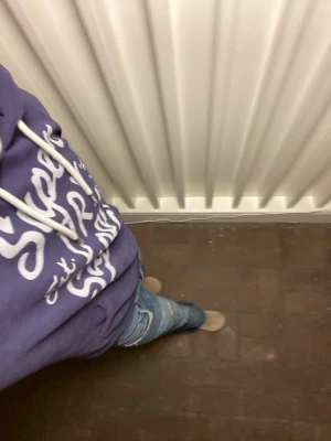 Superdry Hoodie (BLÅ) - Superdry Hoodie, ser lila ut på bilderna men den ör blå i verkligheten. Inga defekter och dessutom lite mer ovanlig superdry hoodie. Undrar du något är det bara att skriva🙌😁