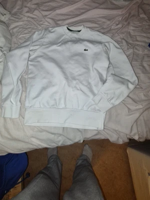 Lacoste crewneck storlek s - De är en fin vit lacoste tröja 