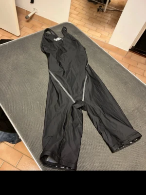 Arena powerskin st next open back - Storlek uk26/F32. Super fint skick, som ny. Den enda defekten är ett litet hål där bak (syns på sista bilden). Hålet stör inte simningen och går enkelt att sy ihop. Nypris cirka 1200 kr.