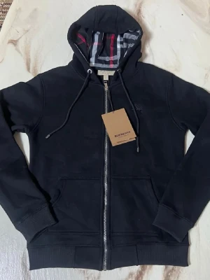 Svart burberry kofta - Säljer denna svarta burberry koftan. OBS! Taggen är inte kvar! Använd ett fåtal gånger och är så gott som ny. Inga hål eller defekter. Skriv gärna till mig om du har några frågor:)