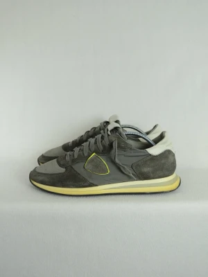 Philippe Model Trpx  - PHILIPPE MODEL TRPX SNEAKERS  Storlek : 42  Passform : Normal  Användning : Skorna är i ett fint skick men sulan har gulnat  Nypris : Cirka 4000SEK
