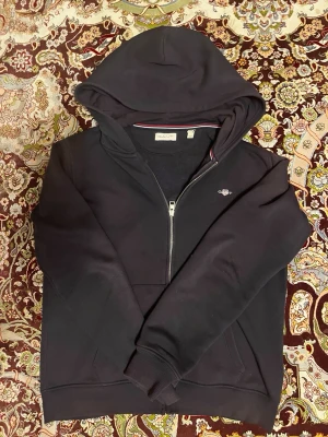 GANT zip-up hoodie - En varm och fin lila GANT hoodie. Passar perfekt till alla situationer, storlek 170cm.