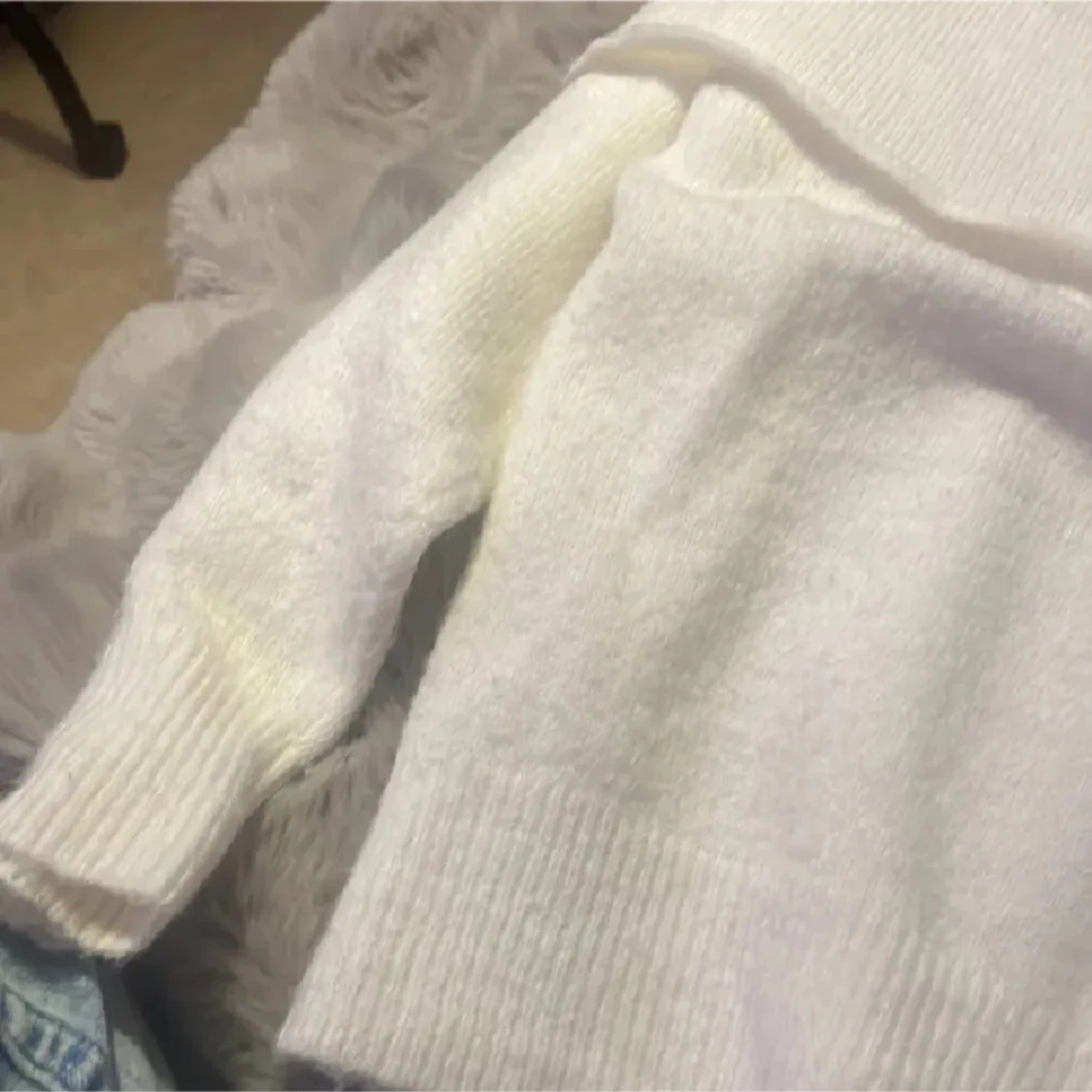 Vit offshoulder stickad tröja - 2