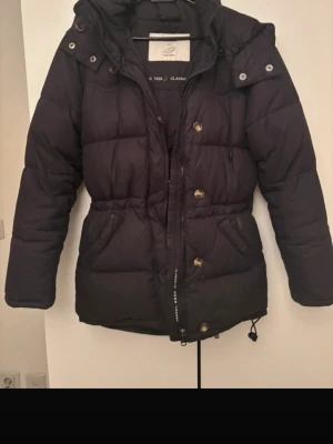 Boomerang jacka  - Svart boomerang jacka, så snygg & sitter så fint! Älskar denna men skall op snart så kommer ej kunna ha den upptill då 😔. Dragkedjan fungerar att dra upp, men löparen är skadad/gått av (se bild)  därav billiga priset 🤎  • Instagram: Ginise  #boomerangjacka