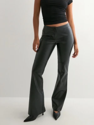 Svarta bootcut skinnbyxor från Nelly! - Helt nya skinnbyxor ifrån Nelly! Prislappen kvar aldrig använda, bara testade! Kontakta för fler bilder!