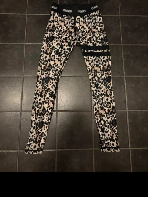 Stronger tights leopard  - Använda stronger tights där det syns inuti vid märkningen att de är använda. Inget som påverkar när man har byxorna på sig. 