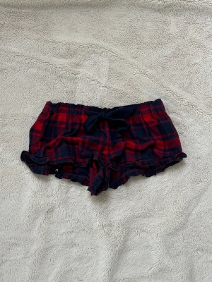 Abercrombie & fitch lågmidjade shorts  - Ett par vintage shorts från Abercrombie & fitch i storlek M. Rakt över midjemått: ca 33cm. Jag fraktar inom 24h. Se liknande plagg i min profil! 
