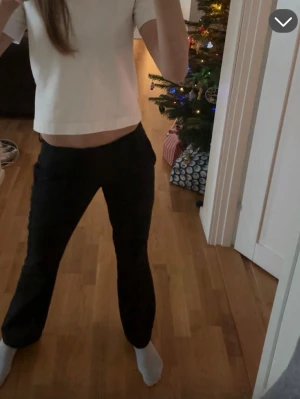 Vera kostymbyxor  - Svarta kostymbyxor från BikBok i storlek 36. Byxorna har en rak passform och lowaist, vilket ger en clean och stilren look. Materialet känns mjukt och har en lätt stretch, perfekt för dig som vill ha både komfort och stil. Modell Vera, inte särskilt mycket andvända 