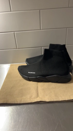 Skor från Balenciga  - Balenciga skor, skriv jätte gärna om frågor eller något och priset är ej spikat i sten 