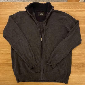 Grå Full Zip tröja - Säljer en sjukt fet grå Full Zip tröja perfekt nu till kallare tider. Inga hål eller fläckar. Storlek M. Märket är Carl William. Pris 350 eller kom med bud💰! 
