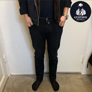 JACOB COHEN JEANS - Tjena. Jacob Cohen jeans i extremt fint skick utan tecken på användning och använda få gånger. Nypris: 5499 kr. Modell 622, vilket är slim fit (den mest populära modellen). Tveka inte på att ställa frågor! 😊