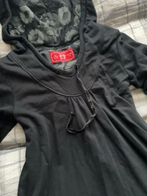 y2k hoodie - säljer en söt y2k vintage svart hoodie från edc☺️köpt secondhand aldrig kommit till användning, storlek xs