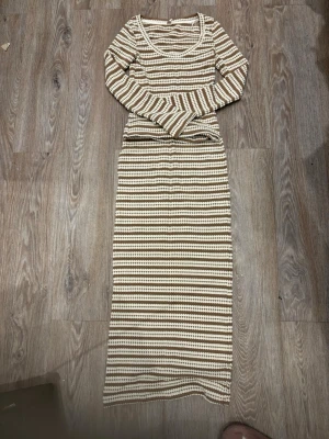 Randig långärmad stickad set - Set från Nelly som aldrig kommit till användning 