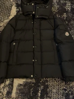 moncler vezere - Hej! Jag säljer min lillebrors jacka som han fick i julklapp, men som tyvärr inte passar honom. Jackan är i storlek S och i mycket fint skick, utan några problem alls.