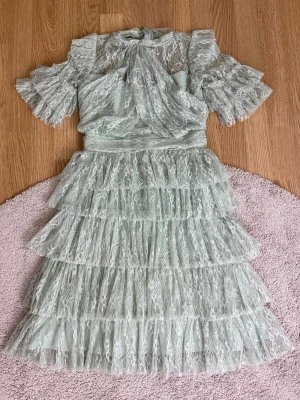 spetsklänning By Malina Liona - Säljer nu min superfina ljusgröna kortklänning från By Malina med volanger och spets då den ej kommer till användning. Bara använts 2-3 gånger.  Nypris är 2800, men tror ej den säljs längre i denna färg vilket gör den lite extra speciell, pris går att diskutera❤️