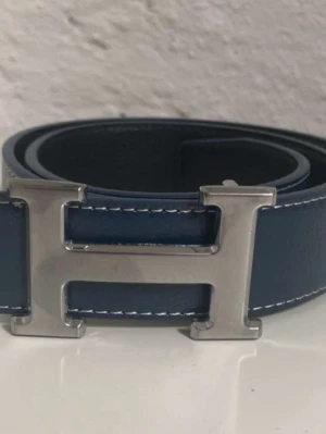 Hermes bälte  - Säljer detta sprillans nya Hermes bältet i marinblå färg, om du skulle vilja kan du byte håll på spännet för att göra bältet svart! Kontakta mig via funderingar.