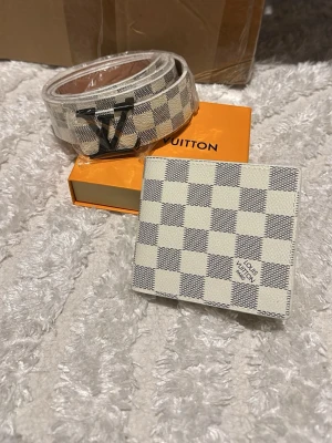 Bälte+plånbok - Helt nya, båda för 800, eller 1 för 500kr     Bältet är 125cm