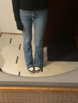 Blå bootcut jeans från Lager 157, stl S - Säljer ett par blå bootcut jeans från 157 i storlek S med full längd. Jeansen har låg midja och klassisk femficksdesign. Materialet är slitstark denim i bomull och passformen är normal med lätt utsvängda ben. Perfekta för dig som gillar retrovibbar och snygg siluett. Säljer Pga jag tycker de är lite korta ( jag är 172)