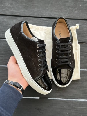 Lanvin uk6 - Supersnygga lanvins! Helt nya endast använda 1 dag! Uk6 motsvarar 40-41! Dustbag ingår! Nypris 5000kr mitt pris 2899kr! Hör av dig vid intresse 🤩