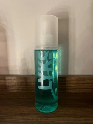 LYKO saltvattenspray 200 ml - Saltvattenspray från LYKO i en genomskinlig plastflaska med turkosblå vätska och vit spraykork. Flaskan rymmer 200 ml och har en modern design med tydlig logga. Perfekt för att skapa textur och volym i håret. Aldrig andvänd