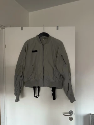 Bomberjacka grå  - Storlek 44. Sparsamt använd. 